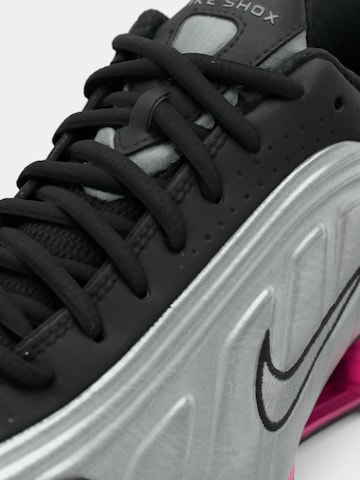 Nike Sportswear Tenisky 'Shox R4' – černá