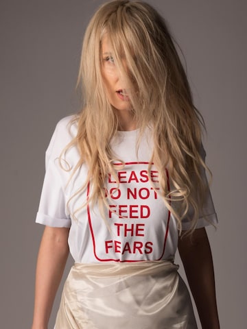 Georgiana Datcu Υπερμέγεθες μπλουζάκι 'PLEASE DON'T FEED THE FEARS' σε λευκό