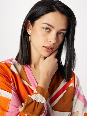 Emily Van Den Bergh - Blusa em laranja