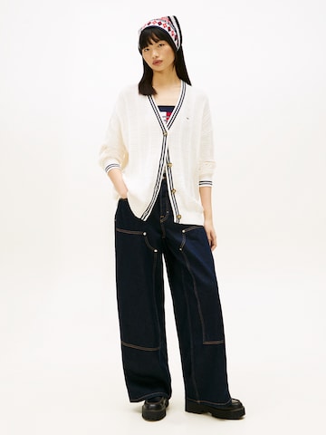 Geacă tricotată de la Tommy Jeans pe alb