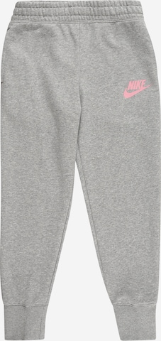 Tapered Pantaloni di Nike Sportswear in grigio: frontale