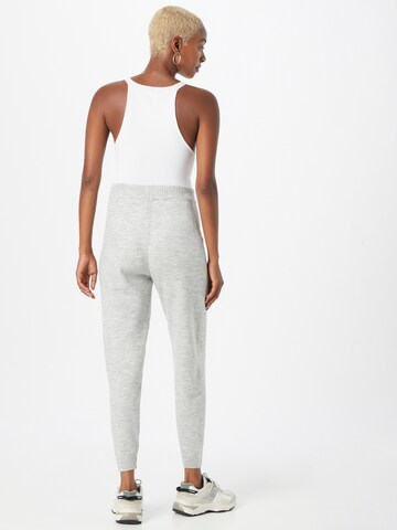 ABOUT YOU - Tapered Pantalón 'Caro' en gris