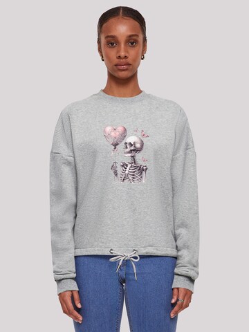 F4NT4STIC Sweatshirt 'Skelett hält Herzballon' in Grau: Vorderseite