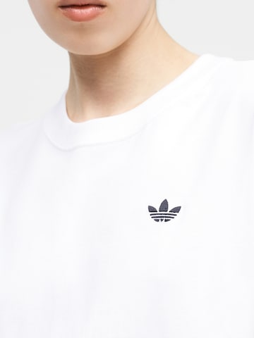 ADIDAS ORIGINALS - Camiseta talla grande 'Essential' en blanco