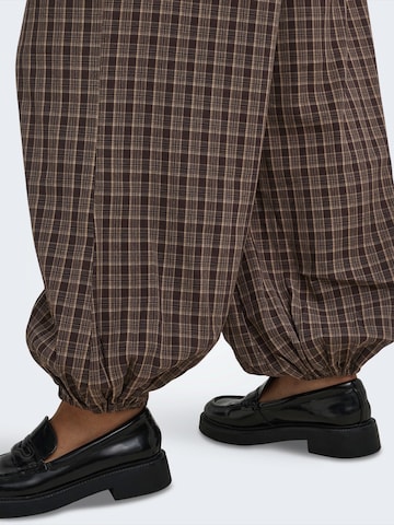 ONLY Carmakoma - Tapered Pantalón 'CARYUNA' en marrón