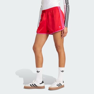 raudona ADIDAS ORIGINALS Laisvas Kelnės 'Adicolor': priekis