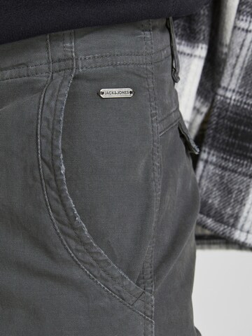 Loosefit Pantaloni cu buzunare de la JACK & JONES pe gri