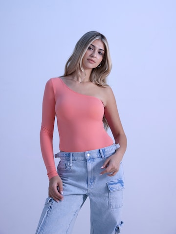 ABOUT YOU x irinassw Shirt Bodysuit 'Eleni' in Pink: front