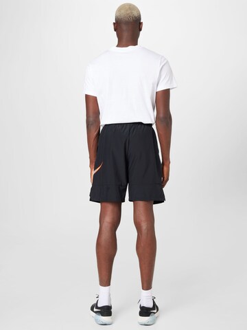 NIKE Loosefit Sportshorts in Schwarz