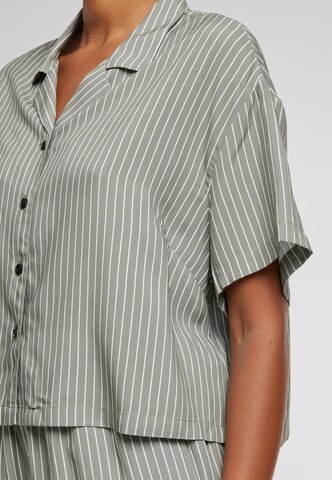 Urban Classics Μπλουζάκι ' Ladies Resort Shirt ' σε πράσινο
