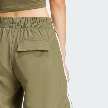 ADIDAS SPORTSWEAR Wide leg Παντελόνι φόρμας 'Essentials' σε πράσινο