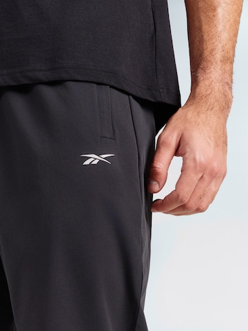 Reebok Štandardný strih Športové nohavice 'DESMOND' - Čierna