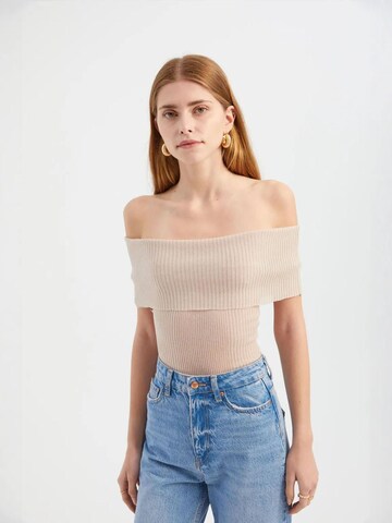 Hiccup Sweater in Beige: front