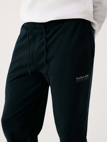 regular Pantaloni 'ESSENTIAL' di Red Bull Racing x Pepe Jeans in blu