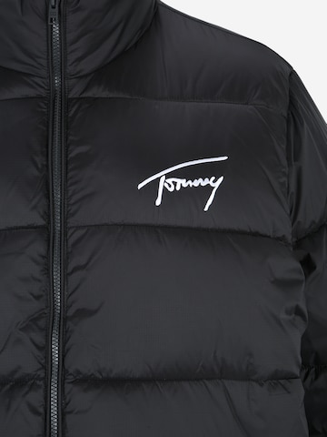 Geacă de primăvară-toamnă de la Tommy Jeans Plus pe negru