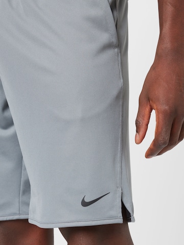 NIKE Regular Sportshorts 'Totality' in Grau