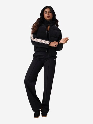 Veste d’hiver 'NEW JEAN PUFFER JACK V5BL11 WGYC2' GUESS en noir