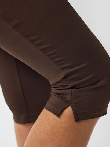 PIECES - Skinny Pantalón 'SOFIA' en marrón