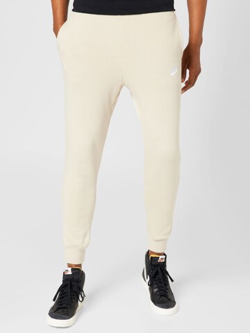 Nike Sportswear Tapered Παντελόνι 'Club Fleece' σε μπεζ: μπροστά