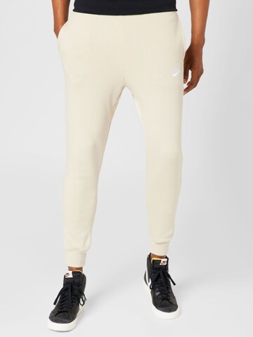 Nike Sportswear Tapered Broek 'Club Fleece' in Beige: voorkant