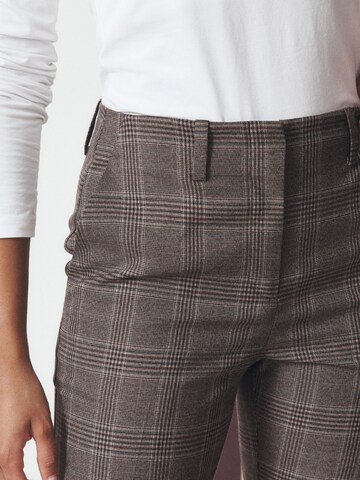 Bootcut Pantaloni con piega frontale di Next in marrone