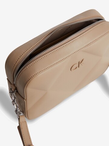 Calvin Klein Axelremsväska 'Re-Lock' i beige