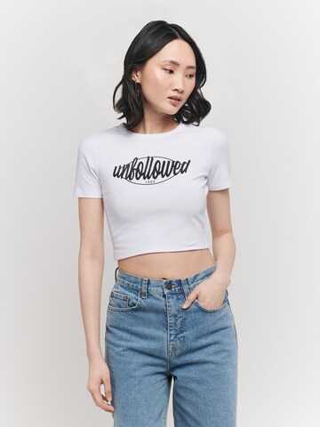 UNFOLLOWED x ABOUT YOU T-shirt 'GIRLFRIEND' i vit: framsida