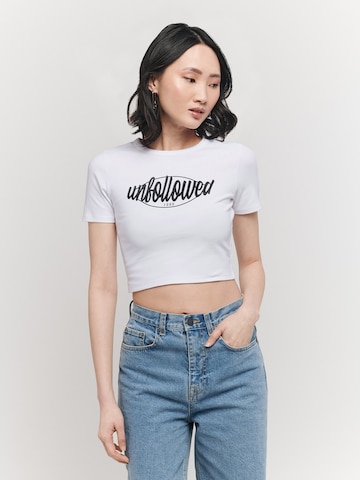 UNFOLLOWED x ABOUT YOU - Camisa 'GIRLFRIEND' em branco: frente