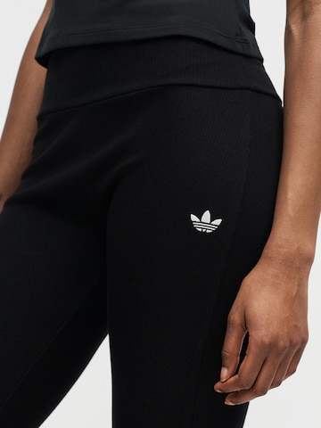 ADIDAS ORIGINALS Rozšírený strih Nohavice 'Essentials' - Čierna