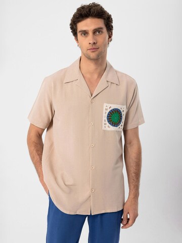 Coupe regular Chemise Antioch en beige : devant