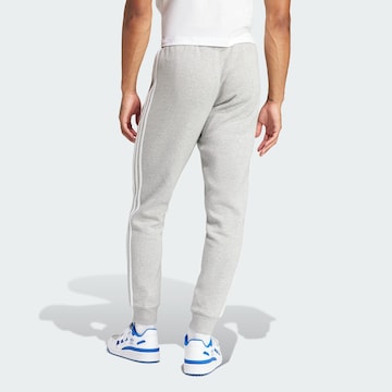 ADIDAS ORIGINALS Tapered Byxa i grå