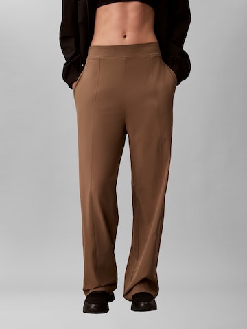 Calvin Klein Wide leg Broek 'Commuter' in Bruin: voorkant
