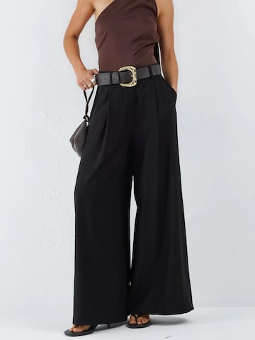 Wide Leg Pantalon Busem en noir : devant