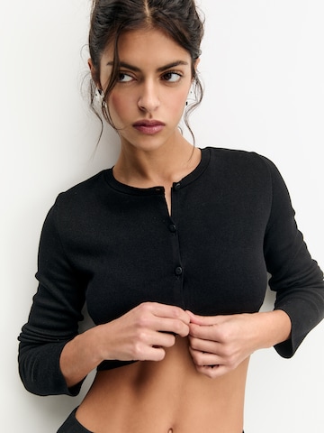 Geacă tricotată de la Pull&Bear pe negru