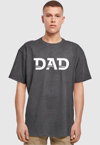 Merchcode Shirt 'Fathers Day - The Man, The Myth, The Legend' in Grau: predná strana