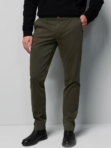 MEYER Regular Chino Pants in Green: front