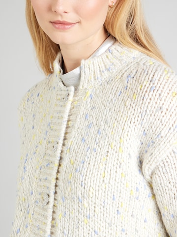 Geacă tricotată de la Rich & Royal pe bej