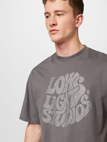 Low Lights Studios T-shirt i grå