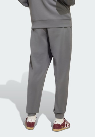 ADIDAS ORIGINALS - Tapered Pantalón 'Trefoil Essentials' en gris