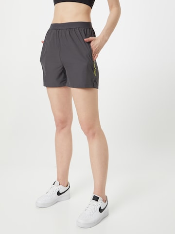 Hummel Regular Sportshorts in Grau: predná strana