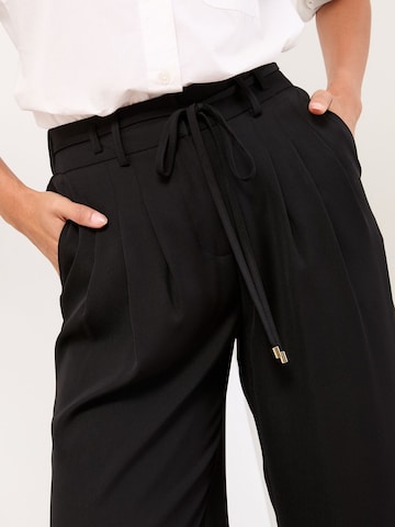 Lipsy - Pierna ancha Pantalón plisado en negro