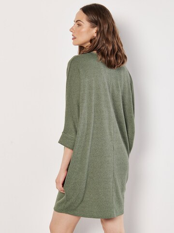 Robe Apricot en vert