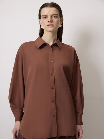 Touche Prive Shirt in Brown: front