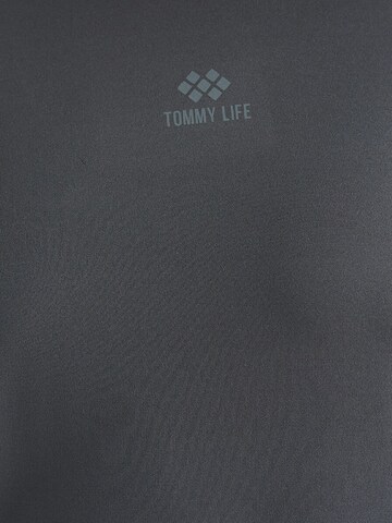 Maglietta di Tommy Life in grigio