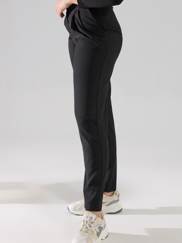Loosefit Pantaloni con pieghe di Trendyol in nero