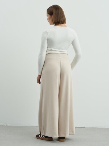 C&City Wide leg Pleat-front trousers in Beige