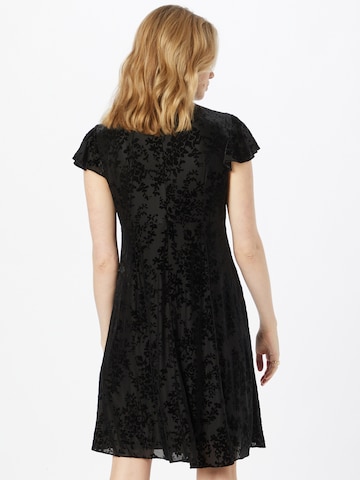 Rochie de la Adrianna Papell pe negru