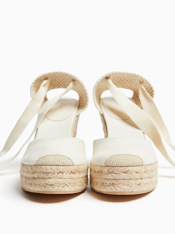 Bershka Sandały w kolorze biały