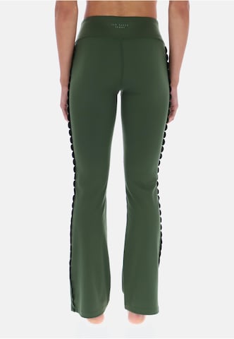 Flared Pantaloni sportivi di Ted Baker in verde