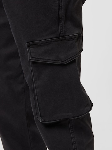 Tapered Pantaloni cu buzunare 'Jake' de la ABOUT YOU pe negru